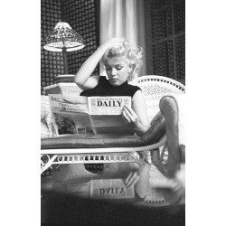 Marilyn Monroe reads the newspaper