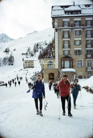Skiers In St. Moritz, März 1963, Slim Aarons